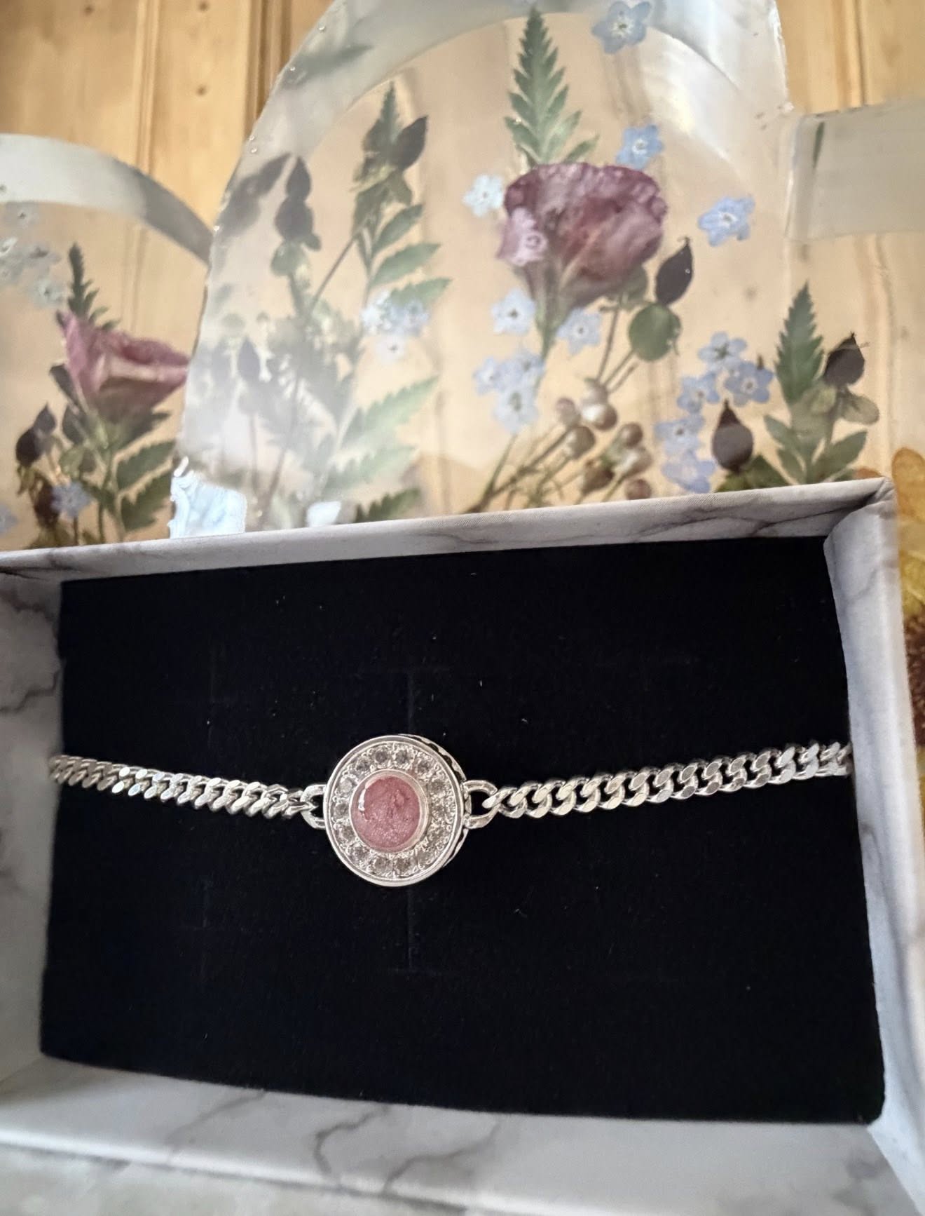 Memorial bracelet with preserved inclusion