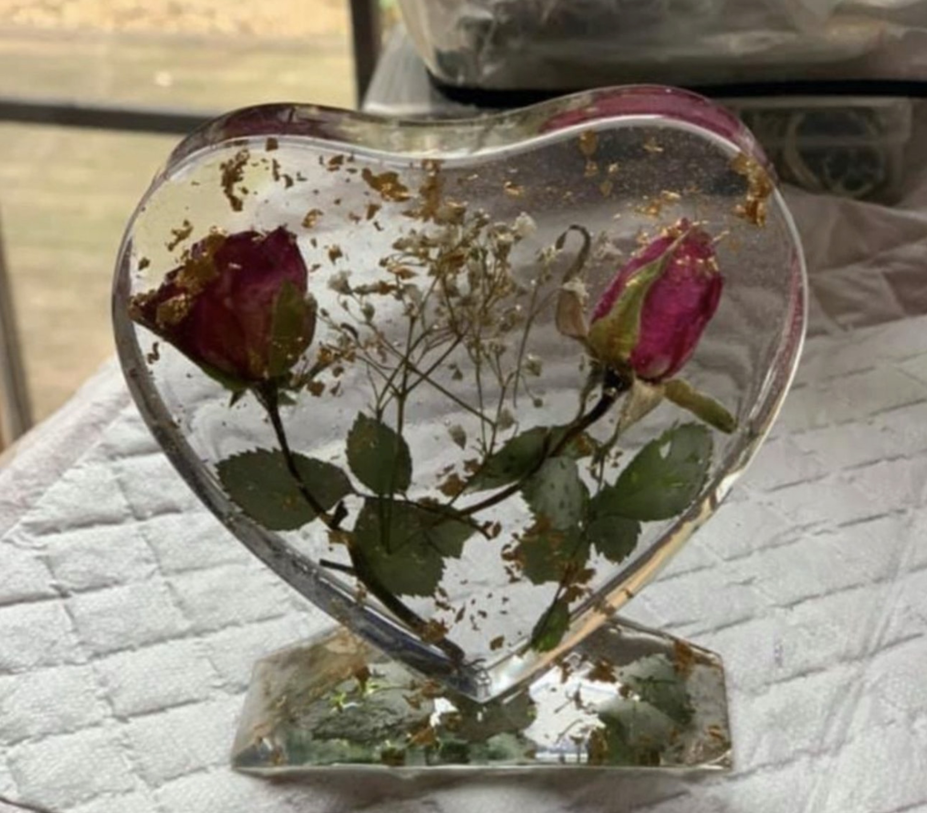 Heart-shaped resin photo frame with preserved flowers
