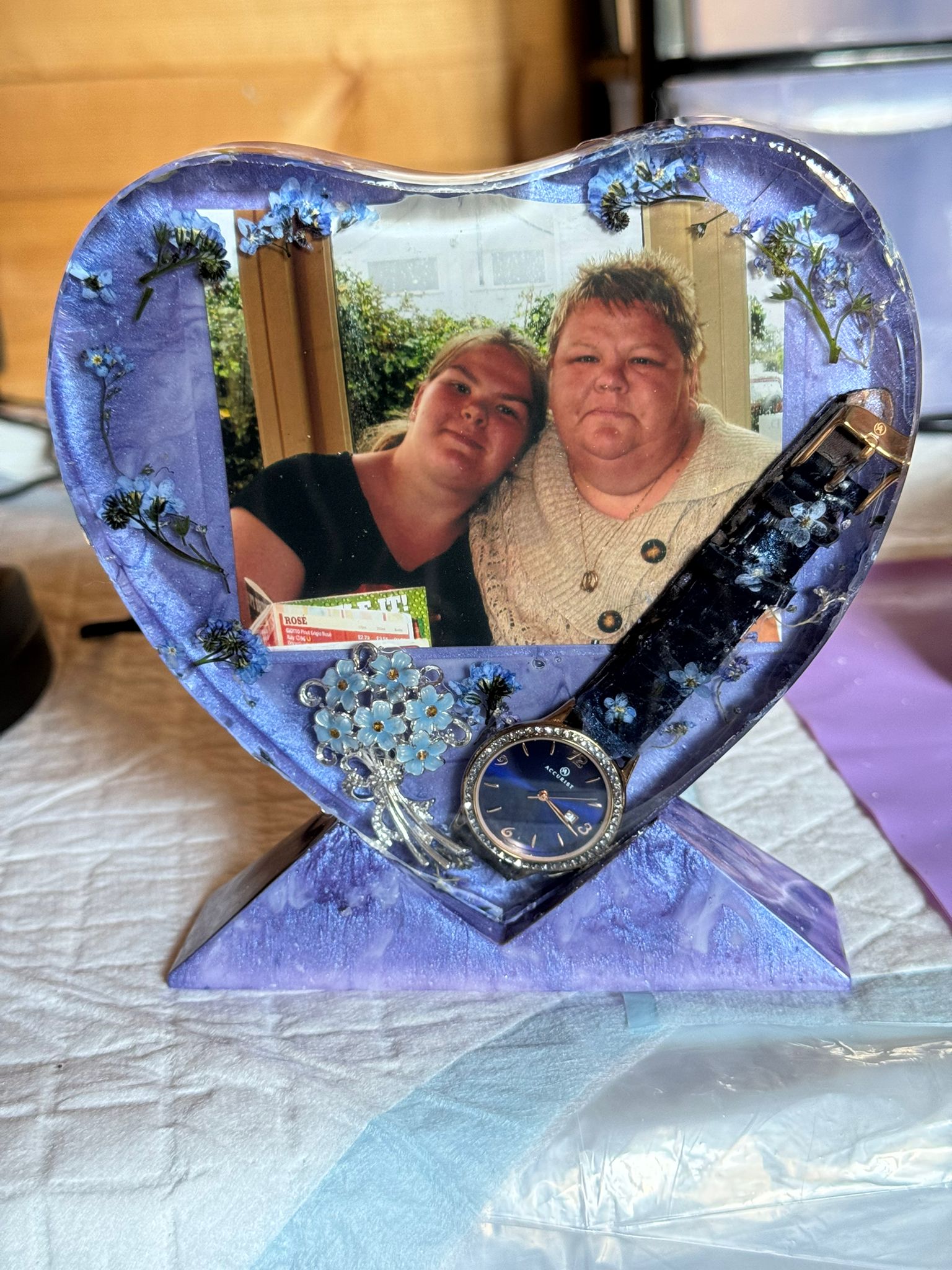 Heart-shaped resin frame with preserved flowers